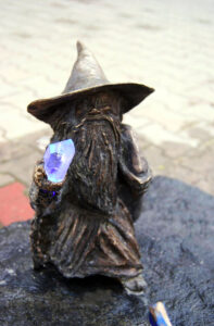 Krasnal Czarodziej z różdżką przed Instytutem Niskich Temperatur i Badań Strukturalnych PAN we Wrocławiu