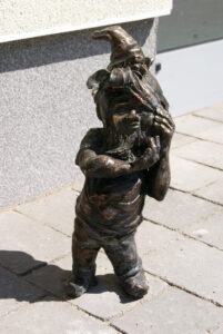 Krasnal Boliząbek trzyma się za bolący zęb, stoi przy przychodni stomatologicznej na ul. Nyskiej 70 we Wrocławiu