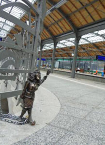 Krasnalka konduktorka/ podróżny/ Dworzec Główny PKP, witają gości