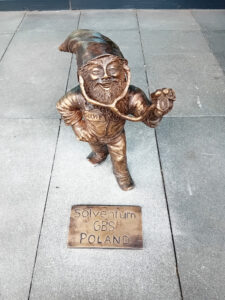 Krasnal Solvek ze stetoskopem przy firmie Solventum na ul. Powstańców Śląskich we Wrocławiu