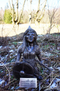 Krasnalka "Wiking" przed głównym wejściem do Konsulatu Norwegii. Postać nawiązującą do norweskiej tradycji wikingów.