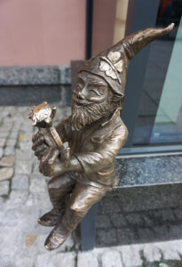 Krasnal Zeccuś – jubiler‑krasnal siedzi na parapecie przed sklepem Zeccoro przy ul. Świdnickiej we Wrocławiu