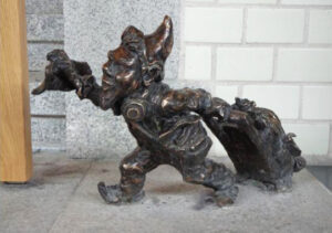 Krasnal biegnący z walizką przy wejściu na PKP Dworzec Główny we Wrocławiu