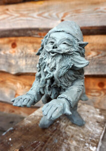 Model - Krasnala Wietrzysława stojący przy turbinie wiatrowej przed siedzibą VSB Energie Odnawialne Polska we Wrocławiu